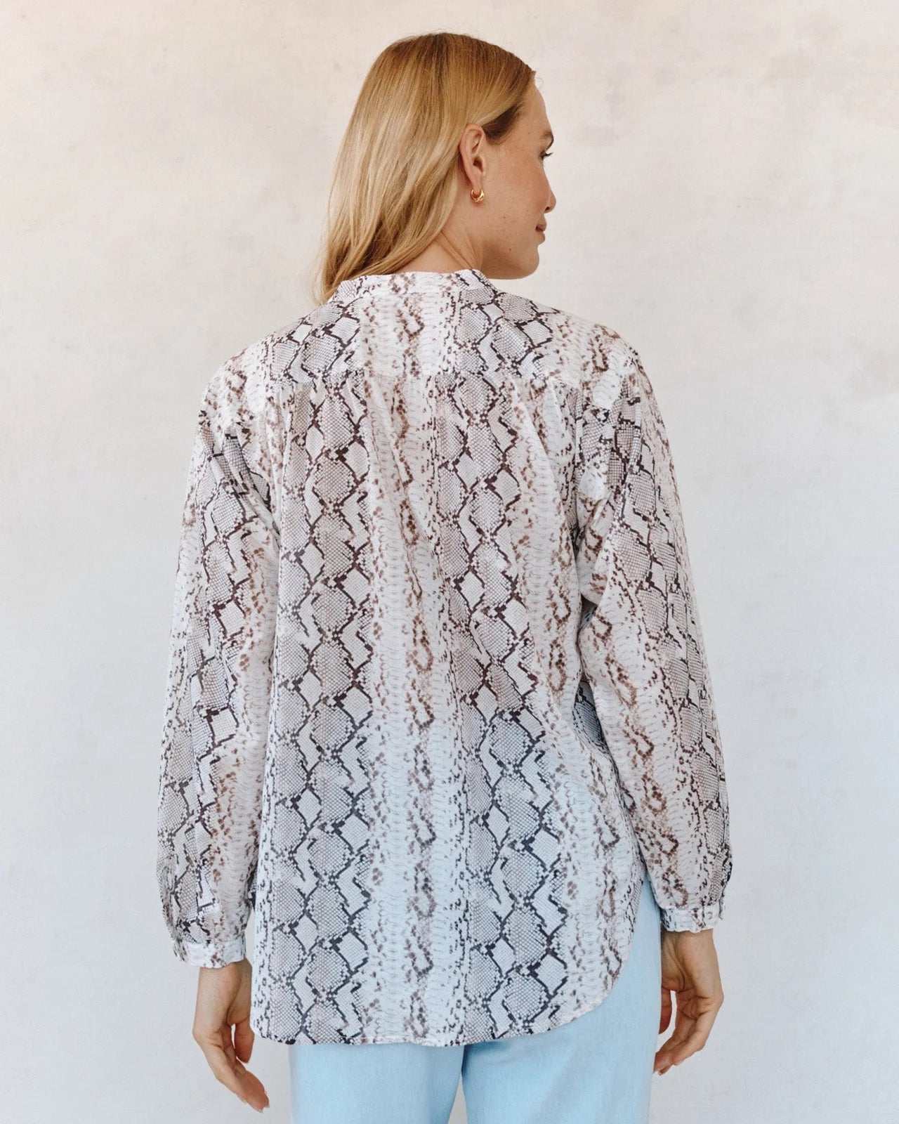 SHIRRED MANDARIN COLLAR SHIRT - BLUSH SNAKE PRINT