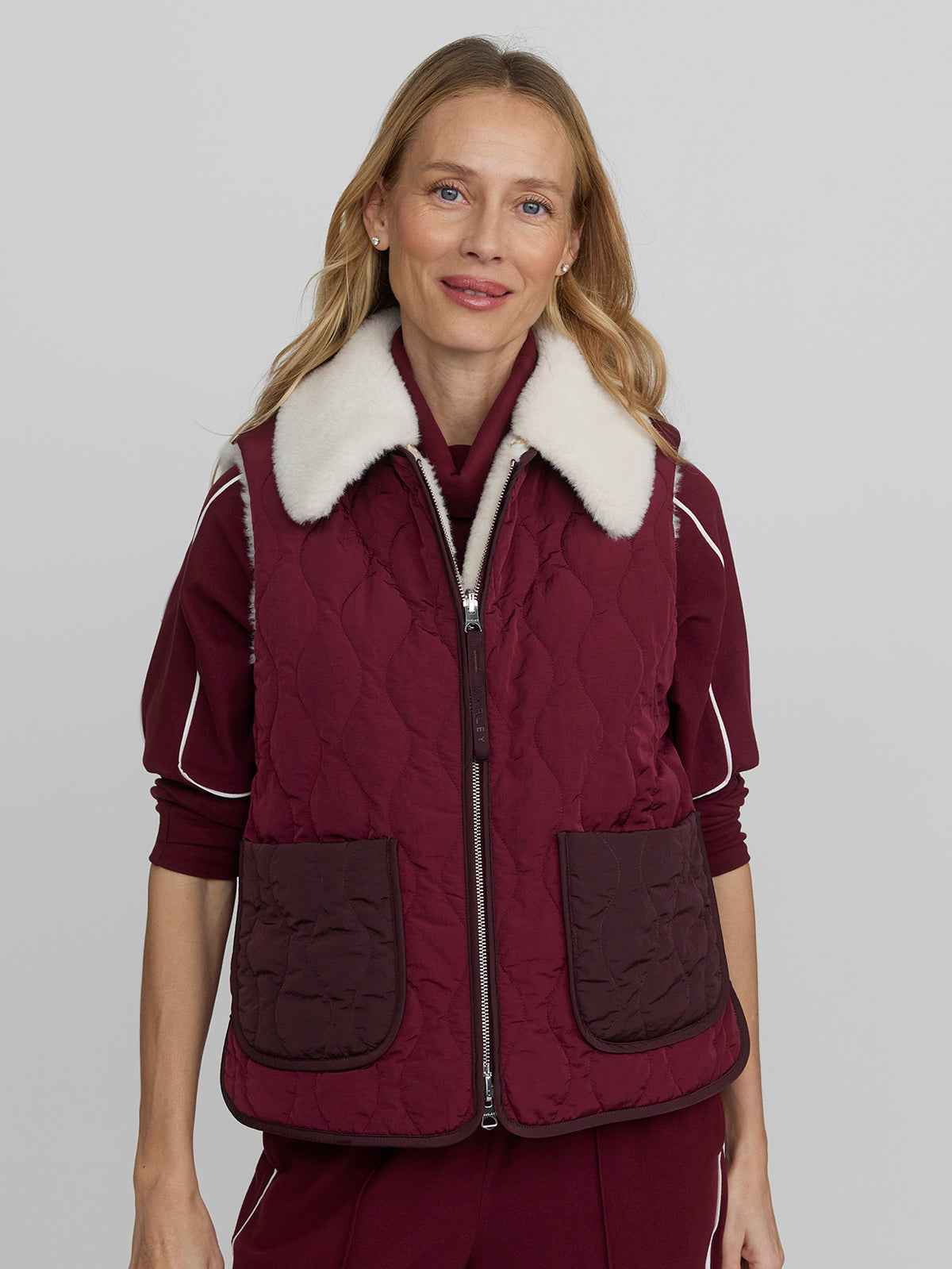 KIRKTON REVERSIBLE SHORT GILET - MAROON BANNER / SANDSHELL