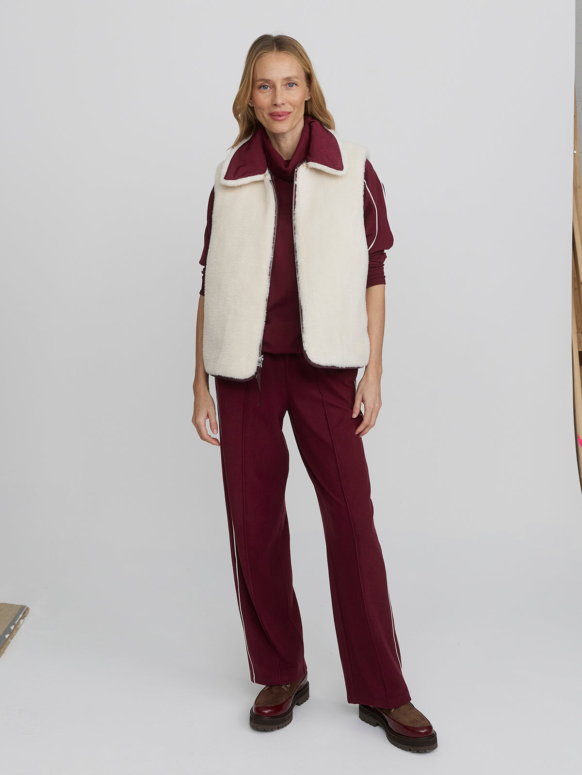 KIRKTON REVERSIBLE SHORT GILET - MAROON BANNER / SANDSHELL